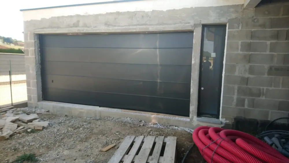 Porte de garage près de Colombe